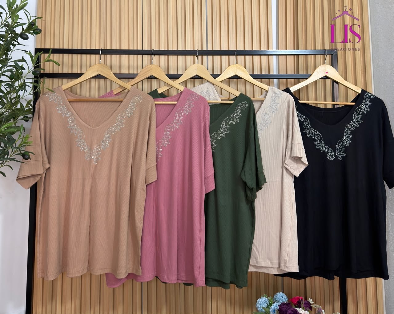 3747982a-1c32-4f3e-b382-b938e31cd7c0 REMERA CUELLO V BRILLO - Imagen 1
